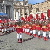 Armaos haciendo la Estrella en la Plaza de San Pedro del Vaticano