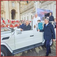 Papa Francisco saludando desde el papa-movil por delante de los Armaos